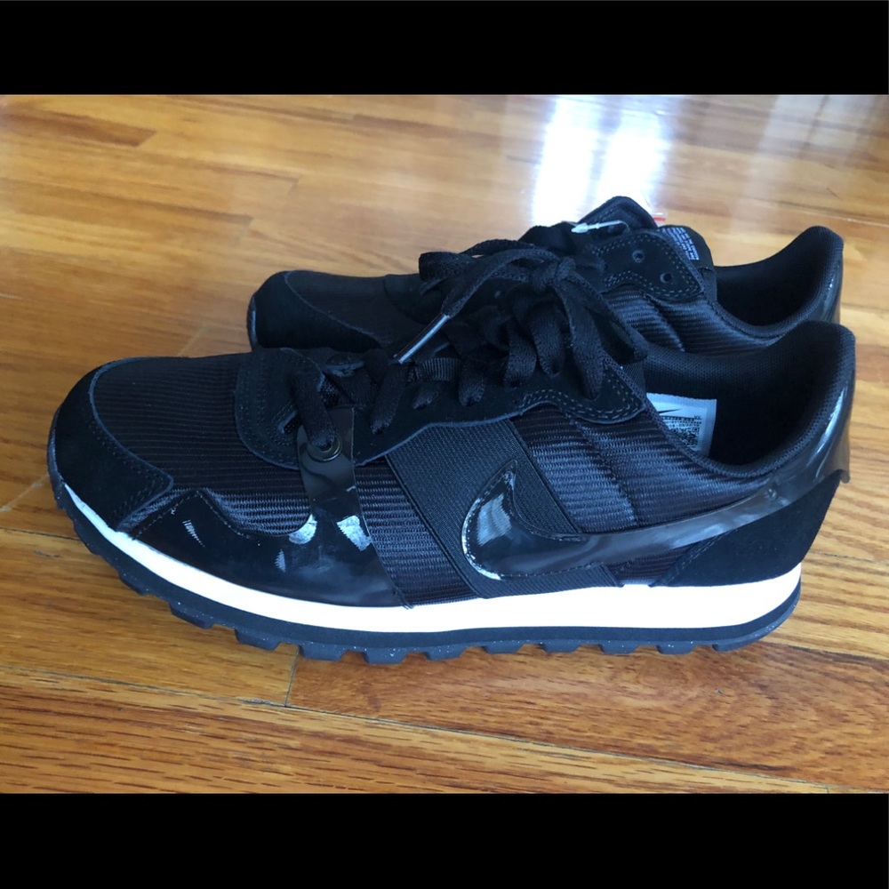 NIKE